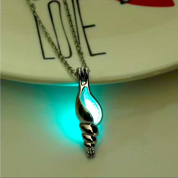 Sea Conch Luminous pendant necklace - Picture 1 of 4